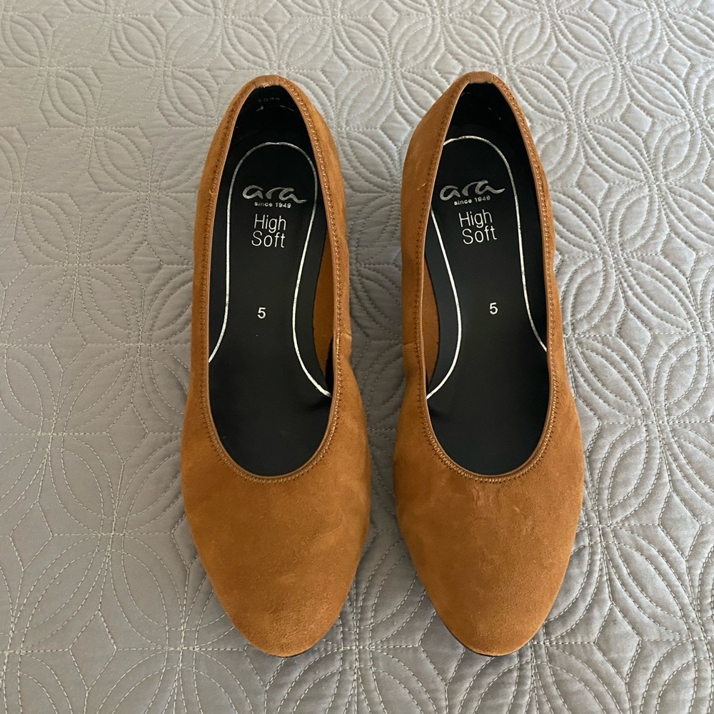 Ara Women's Tan Suede Pumps